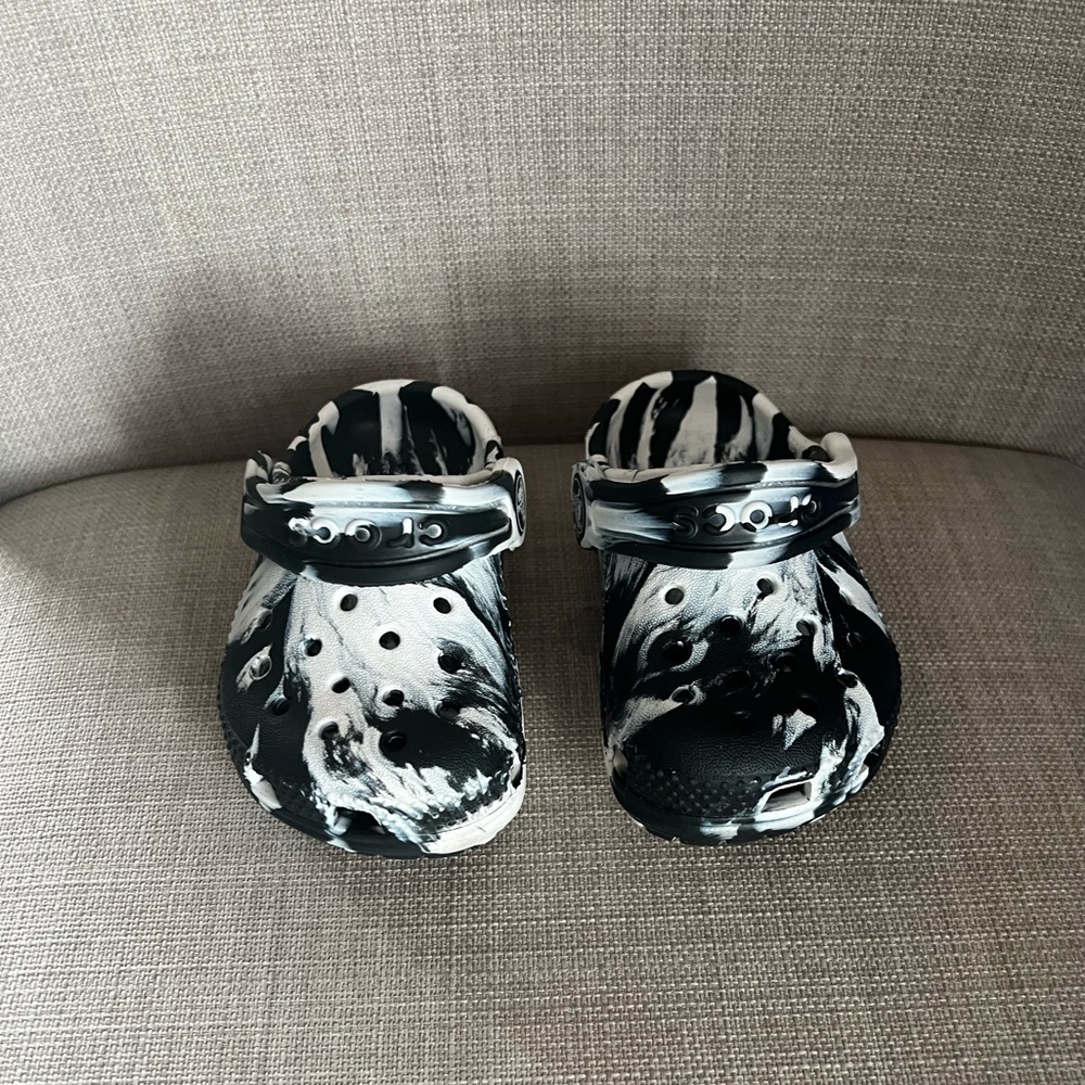 CROCS Toddler Size 4 marbled black/ white